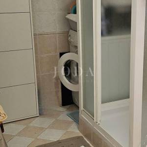 Kuća u nizu sa 4 apartmana i balkonom,VRSAR centar