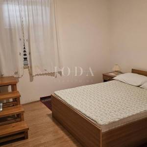 Kuća u nizu sa 4 apartmana i balkonom,VRSAR centar