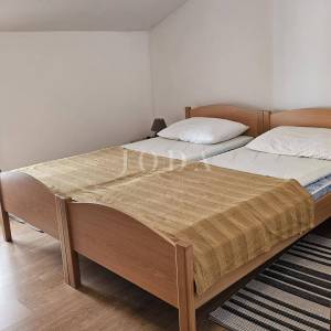 Kuća u nizu sa 4 apartmana i balkonom,VRSAR centar
