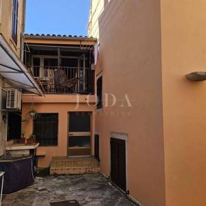 Kuća u nizu sa 4 apartmana i balkonom,VRSAR centar