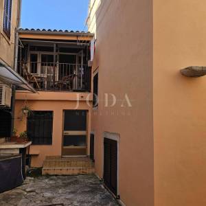 Kuća u nizu sa 4 apartmana i balkonom,VRSAR centar