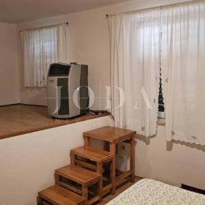Kuća u nizu sa 4 apartmana i balkonom,VRSAR centar