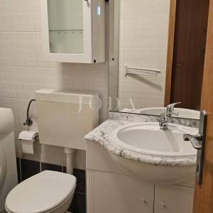 Kuća u nizu sa 4 apartmana i balkonom,VRSAR centar