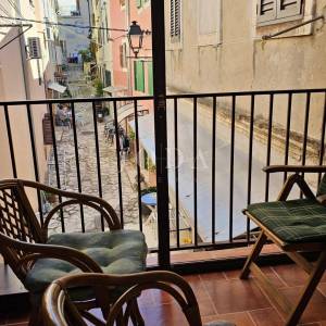 Kuća u nizu sa 4 apartmana i balkonom,VRSAR centar