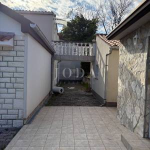 Labin, kuća sa pet stambenih jedinica