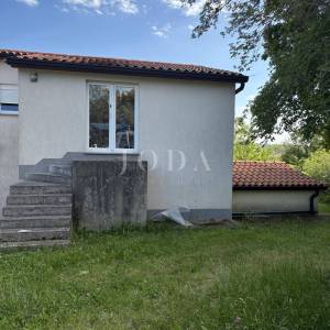 Labin, kuća sa pet stambenih jedinica