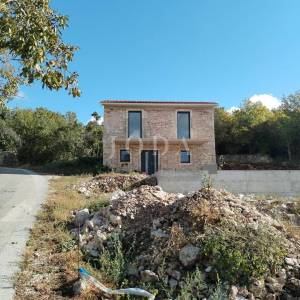 Labin, okolica, kamena kuća sa bazenom u blizini mora