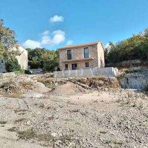 Labin, okolica, kamena kuća sa bazenom u blizini mora