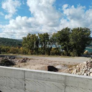 Labin, okolica, kamena kuća sa bazenom u blizini mora
