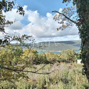 Labin, okolica, kamena kuća sa bazenom u blizini mora