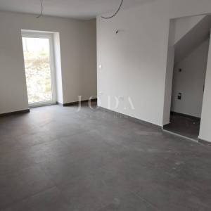 Labin, okolica, kamena kuća sa bazenom u blizini mora