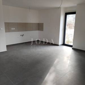Labin, okolica, kamena kuća sa bazenom u blizini mora