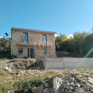 Labin, okolica, kamena kuća sa bazenom u blizini mora