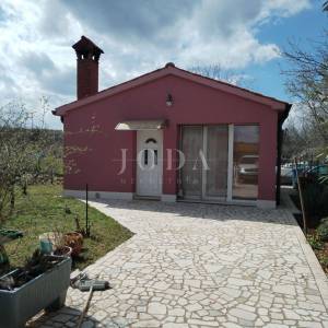 Labin, okolica, komforna kuća sa bazenom i pomoćnim objektom