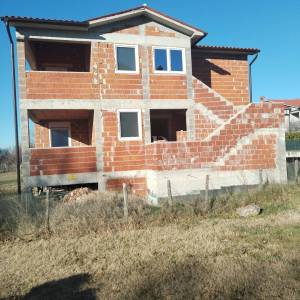 Labin, okolica, kuća roh-bau sa bazenom na mirnoj lokaciji