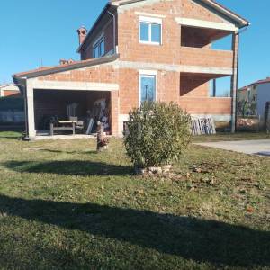 Labin, okolica, kuća roh-bau sa bazenom na mirnoj lokaciji