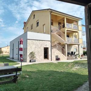 Labin, okolica, kuća s dva stana i poslovnim prostorom