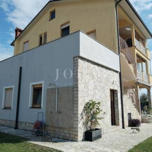 Labin, okolica, kuća s dva stana i poslovnim prostorom