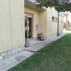 Labin, okolica, kuća s dva stana i poslovnim prostorom