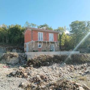 Labin, okolica, kuća sa bazenom u blizini mora i plaža