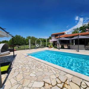 Labin, okolica, kuća sa dvije stambene jedinice sa bazenom i jacuzzijem