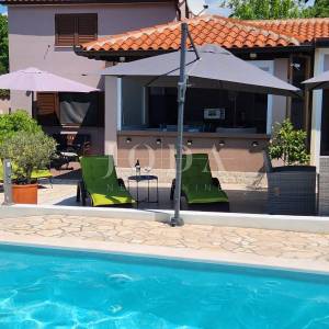 Labin, okolica, kuća sa dvije stambene jedinice sa bazenom i jacuzzijem