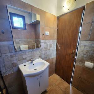 Labin, okolica, kuća sa dvije stambene jedinice sa bazenom i jacuzzijem