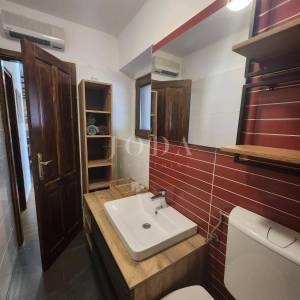 Labin, okolica, kuća sa dvije stambene jedinice sa bazenom i jacuzzijem