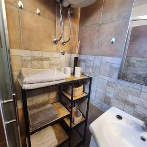 Labin, okolica, kuća sa dvije stambene jedinice sa bazenom i jacuzzijem