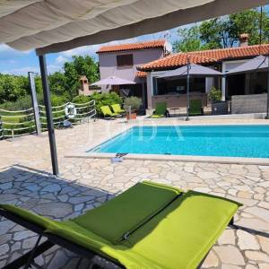 Labin, okolica, kuća sa dvije stambene jedinice sa bazenom i jacuzzijem