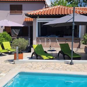 Labin, okolica, kuća sa dvije stambene jedinice sa bazenom i jacuzzijem