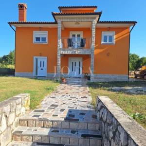 Labin, okolica, obiteljska kuća sa dvije stambene jedinice