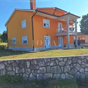 Labin, okolica, obiteljska kuća sa dvije stambene jedinice