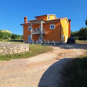Labin, okolica, obiteljska kuća sa dvije stambene jedinice
