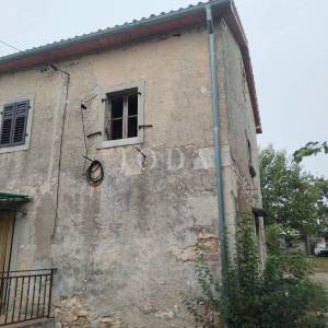 Labin, okolica, starina za adaptaciju sa konobom i garažom