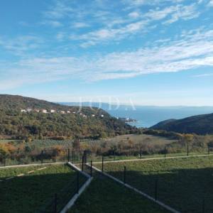 Labin, prekrasan stan na atraktivnoj lokaciji sa pogledom na more