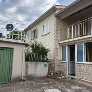Labin, prostrana kuća nadomak centra grada