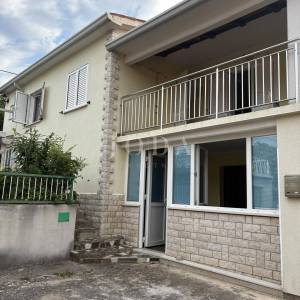 Labin, prostrana kuća nadomak centra grada