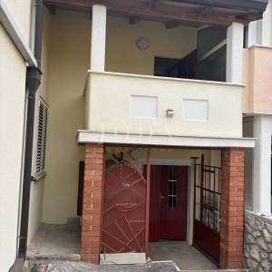 Labin, prostrana kuća nadomak centra grada