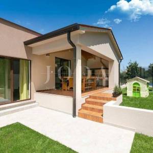 Labin, Villa sa bazenom na traženoj lokaciji