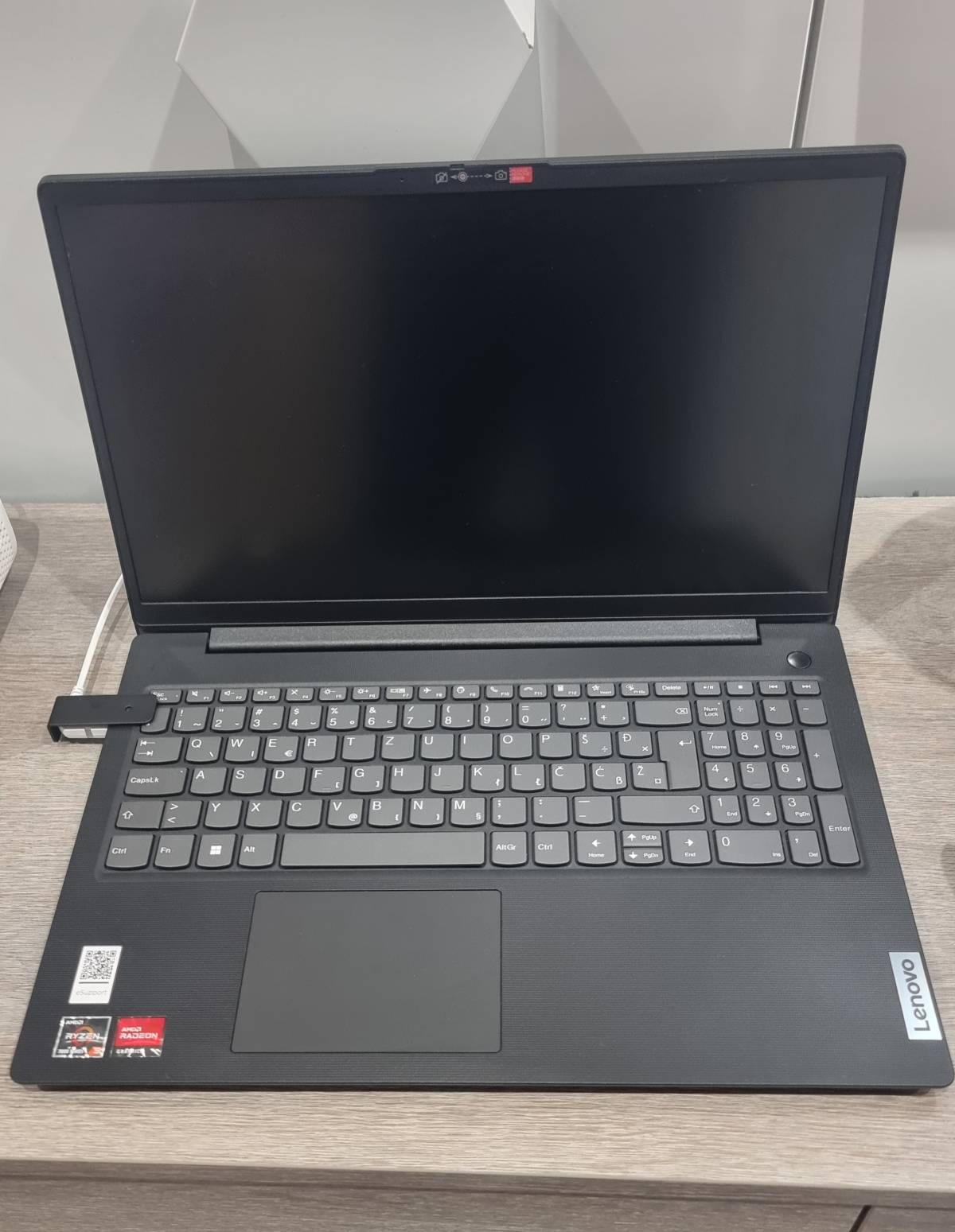 Laptop LENOVO V15 + HP laserski pisač GRATIS