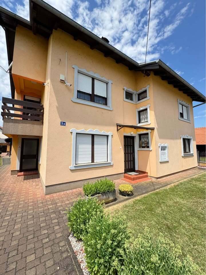 LASINJA - CENTAR, kuća katnica, dupla garaža, parcela 1.000m2