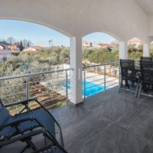 Lijepa kuća sa 2stana i 3app,POREČ okolica