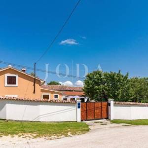 Lijepa kuća sa bazenom 3 objekta-uhodan najam,ŽMINJ okolica