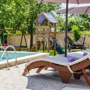 Lijepa kuća sa bazenom 3 objekta-uhodan najam,ŽMINJ okolica