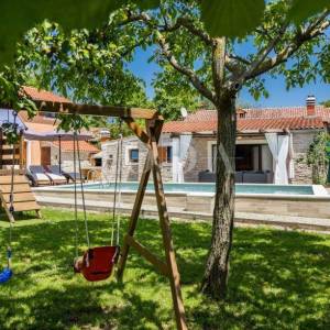 Lijepa kuća sa bazenom 3 objekta-uhodan najam,ŽMINJ okolica
