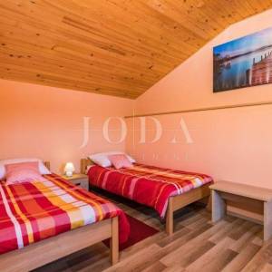 Lijepa kuća sa bazenom 3 objekta-uhodan najam,ŽMINJ okolica