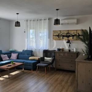 Lijepa kuća sa bazenom u mirnom okruženju,Pula