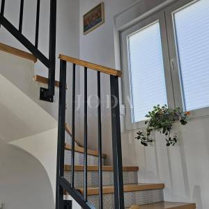 Lijepa kuća sa bazenom u mirnom okruženju,Pula