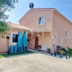 Lijepa kuća sa bazenom u mirnom okruženju,Pula